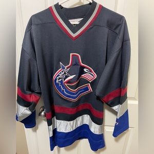 Vancouver Canucks Pro Player hockey jersey - Medium